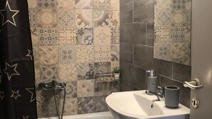 Bañera, bañera profunda, artículos de tocador gratuitos, secador de pelo