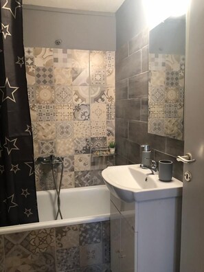 浴槽、深めの浴槽、バスアメニティ (無料)、ヘアドライヤー