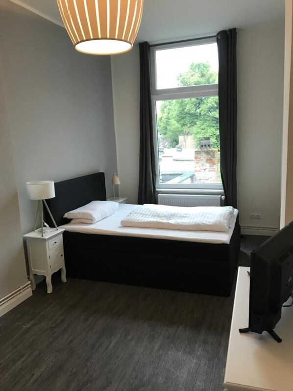 Bureau, fer et planche à repasser, lit de bébé (supplément)