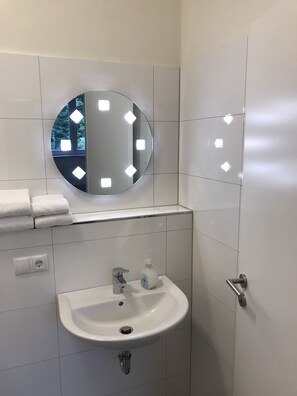 Eenpersoonskamer, privébadkamer | Badkamer | Handdoeken