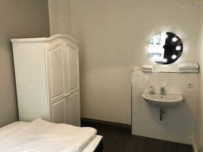 Single Room, Shared Bathroom | Desk, iron/ironing board, cribs/infant beds, free WiFi