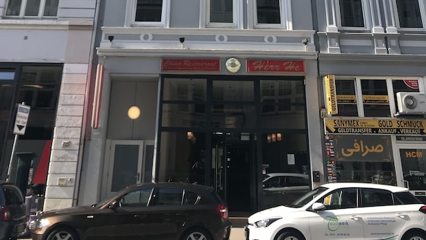 Un edificio de varios pisos con un restaurante llamado "Chia Restaurant" en la planta baja.