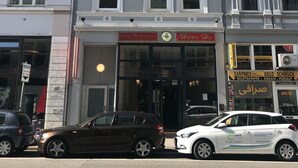 Un edificio de varios pisos con un restaurante chino y una joyería en la planta baja.