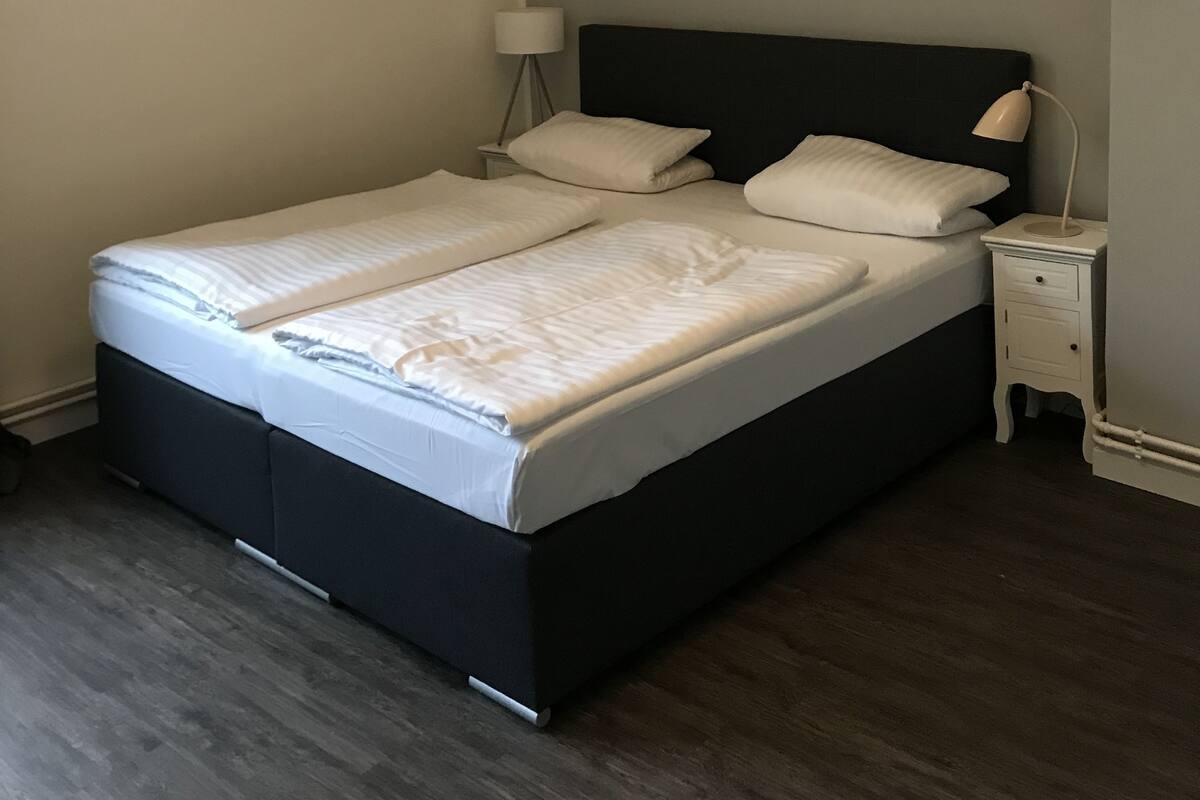 Habitación doble | Escritorio, tabla de planchar con plancha, cunas (de pago) y wifi gratis
