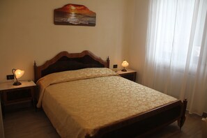 Escritorio, cortinas blackout y camas plegables/adicionales