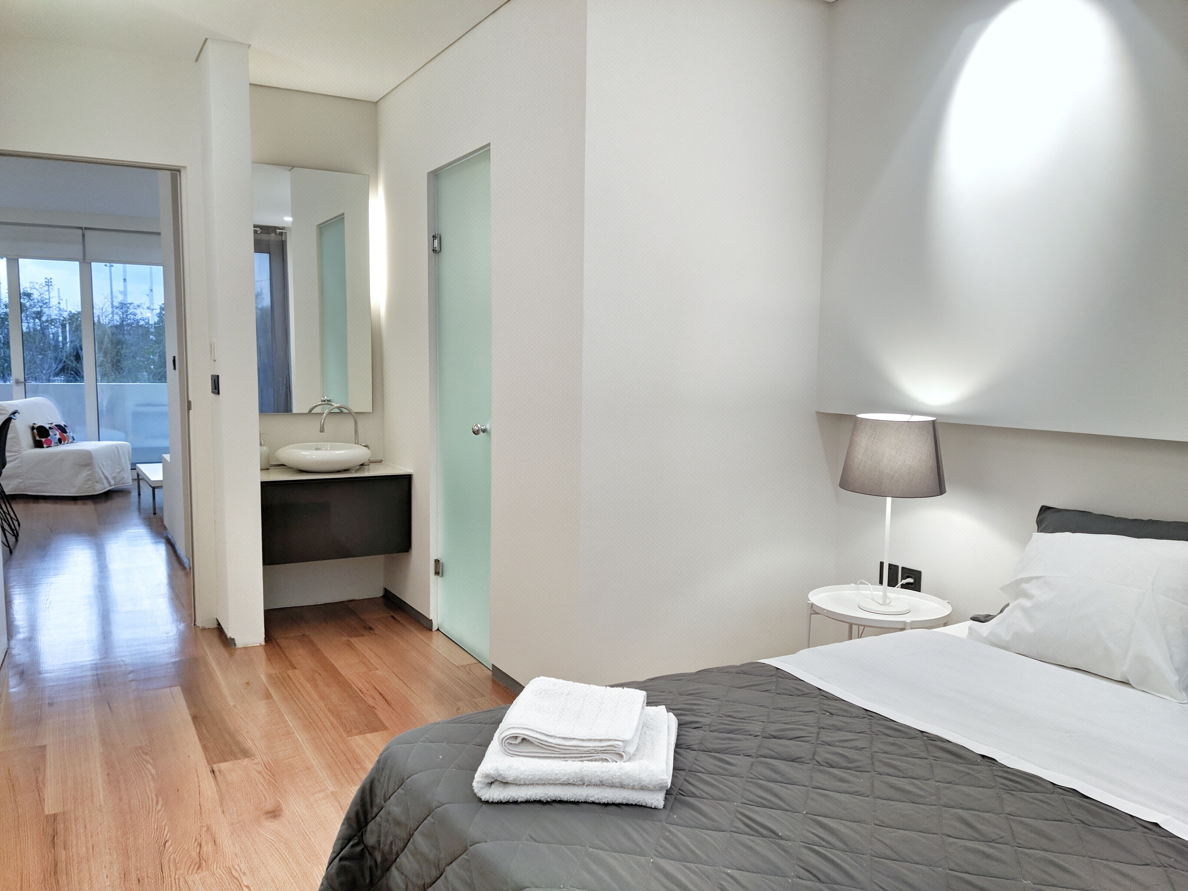 Sistema de insonorización, tabla de planchar con plancha y wifi gratis 