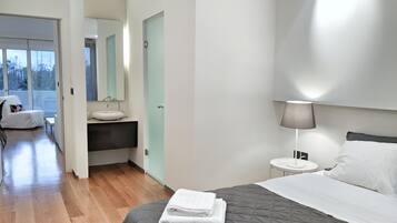 Kalis bunyi, seterika/papan seterika, Wi-fi percuma, cadar katil