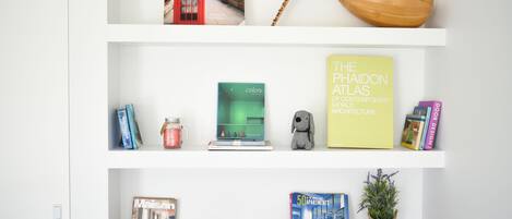 Una televisión de pantalla plana