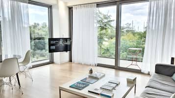 Apartamento Deluxe (A2) | Sala de estar | Una televisión de pantalla plana