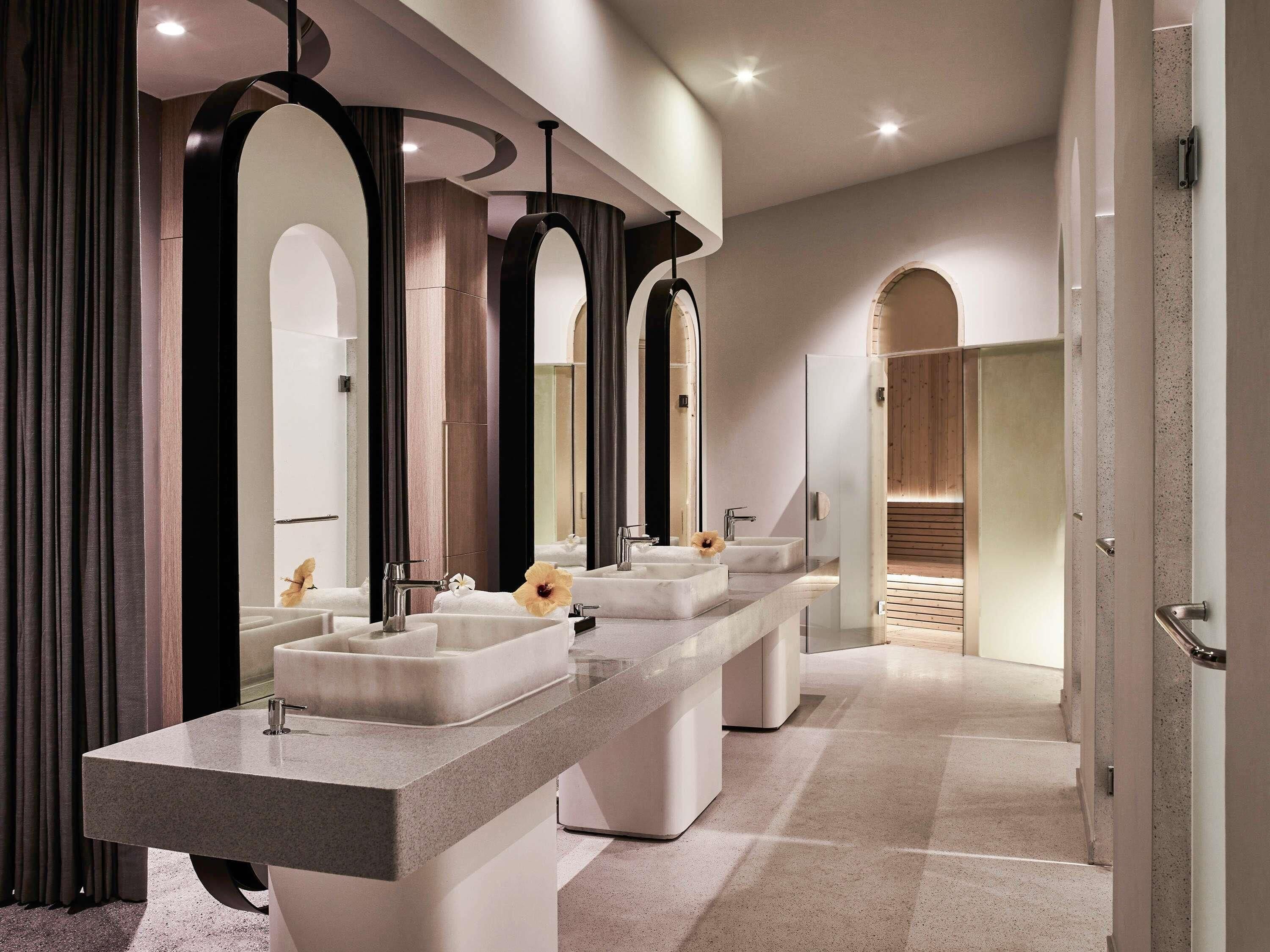 Couples treatment rooms, sauna, steam room, body treatments