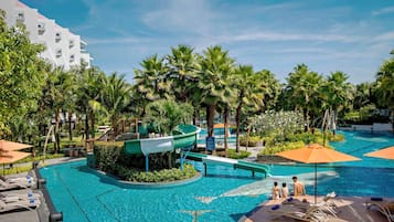 Piscina externa, funciona das 7h às 19h, guarda-sóis, espreguiçadeiras