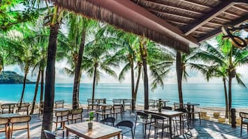 3 bars, 2 bars en bord de piscine, bar de plage