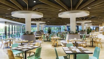 Sarapan prasmanan setiap hari (VND 450000 per orang)