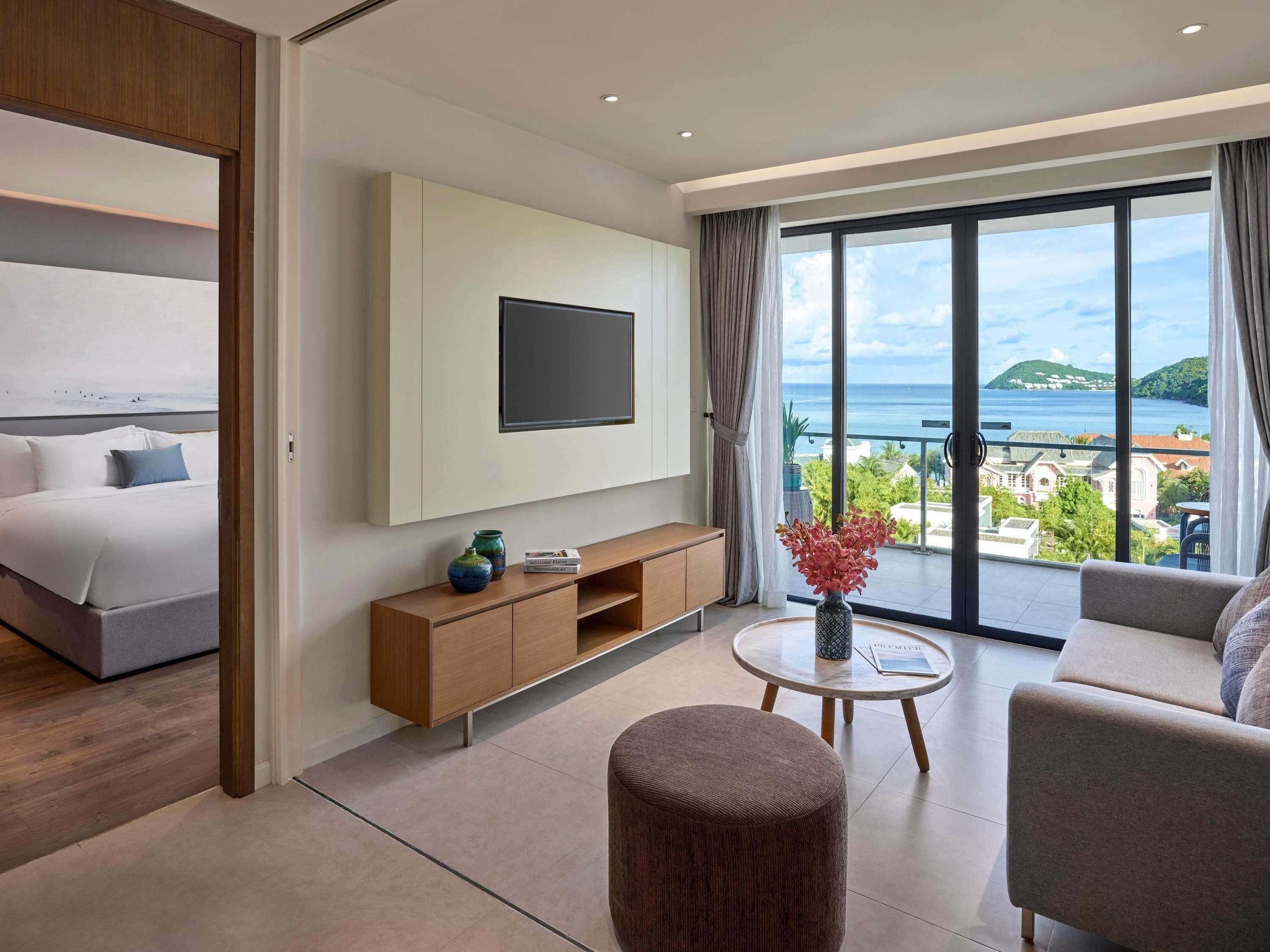 Superior Suite, Balcony (1 King Bed)