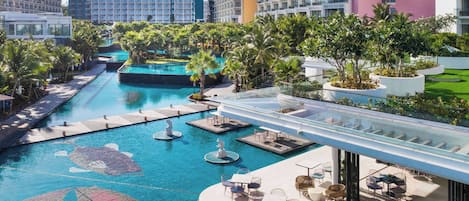 Här finns 2 restauranger som serverar frukost.