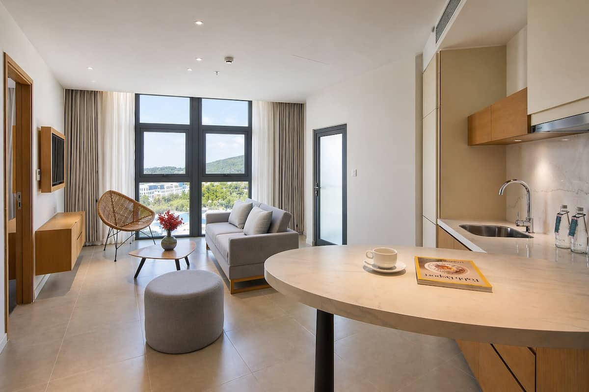 Junior Suite, 1 King Bed | 客房内保险箱、特色装修、特色家居、办公桌