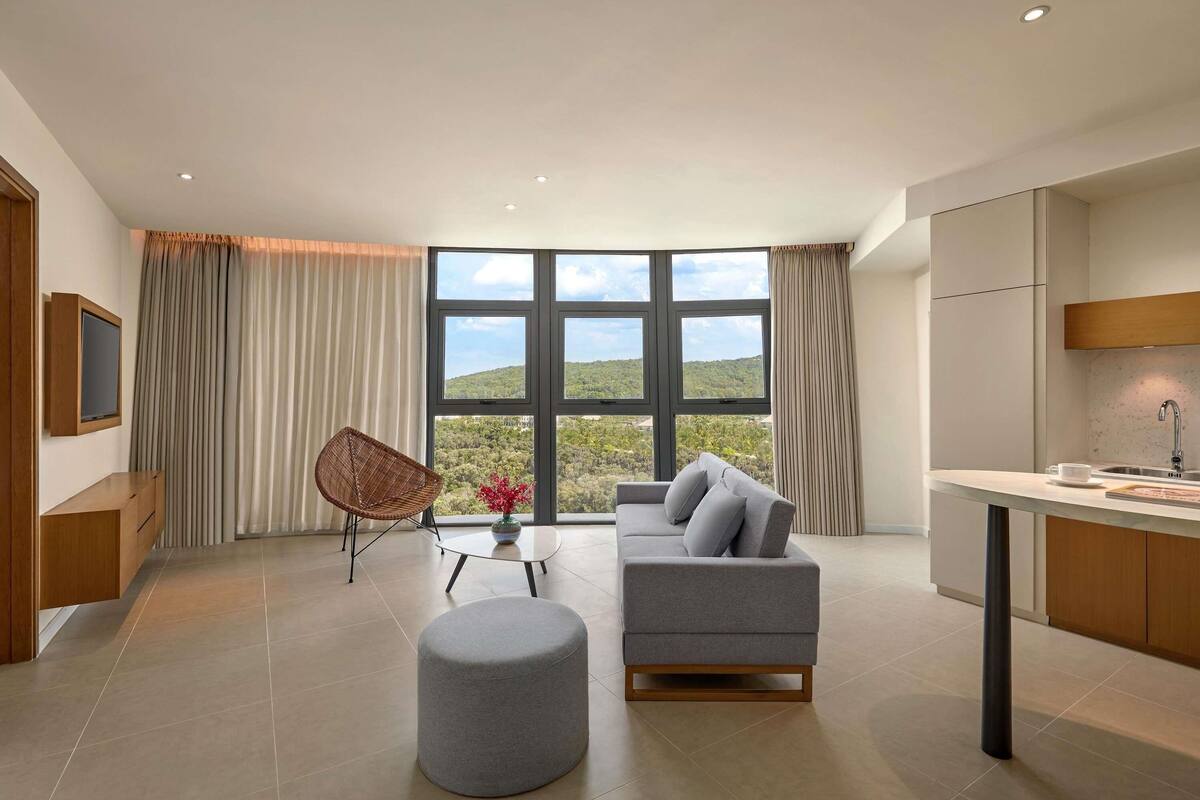 Junior Suite, 1 King Bed | Caja fuerte, escritorio, espacio para trabajar con un portátil