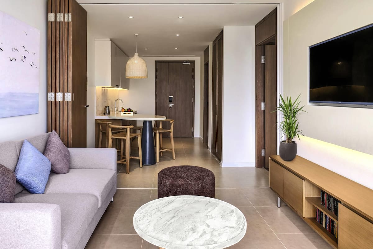 Junior Suite, 1 King Bed | Caja fuerte, escritorio, espacio para trabajar con un portátil