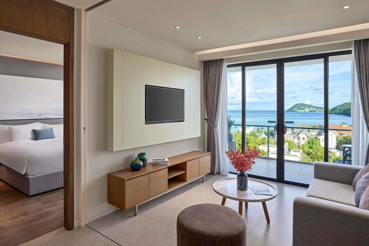 Superior Suite, Balcony (1 King Bed) | In-room safe, individually decorated, individually furnished, desk