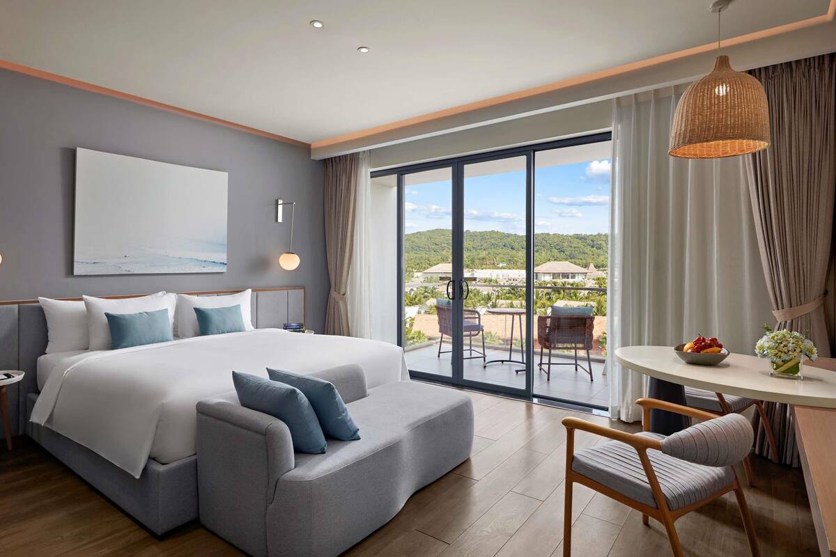 Habitación estándar, 1 cama de matrimonio grande, balcón | Caja fuerte, escritorio, espacio para trabajar con un portátil