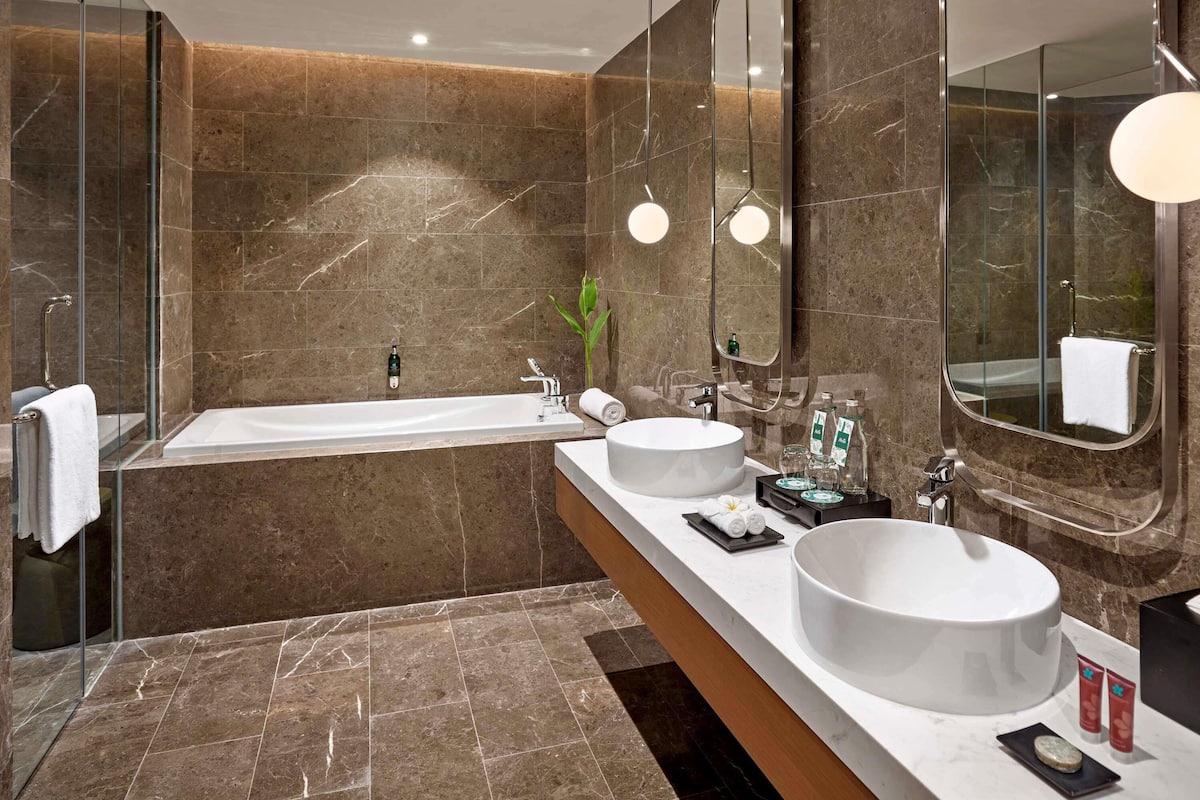 2 bedrooms, in-room safe, individually decorated, individually furnished