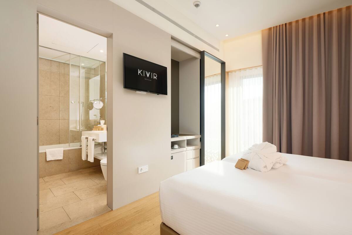 Deluxe Room | Premium bedding, down duvets, minibar, in-room safe