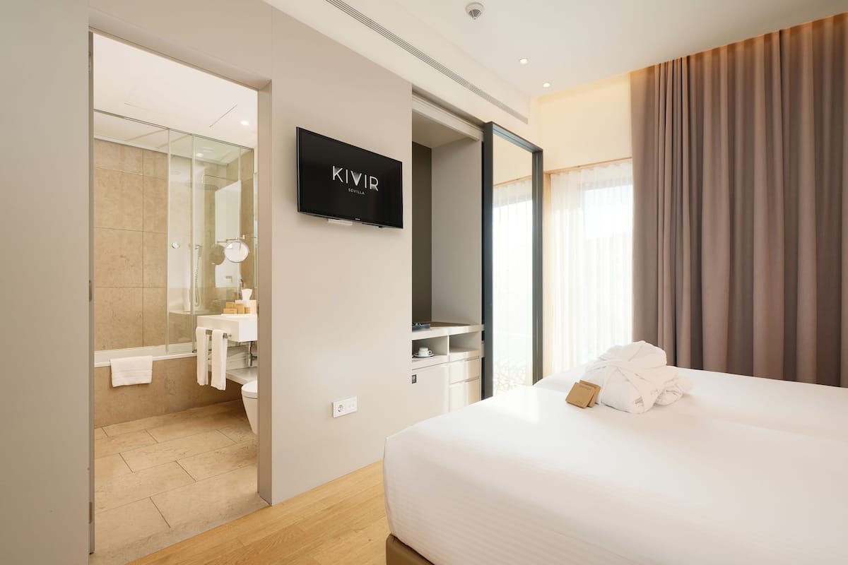 Camera Deluxe | Biancheria da letto di alta qualità, copriletto in piuma, minibar