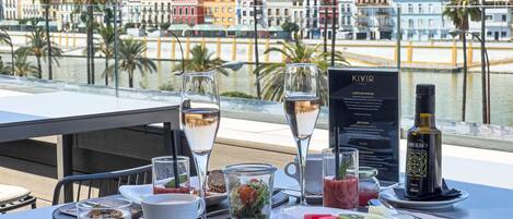 Lunsj og middag serveres