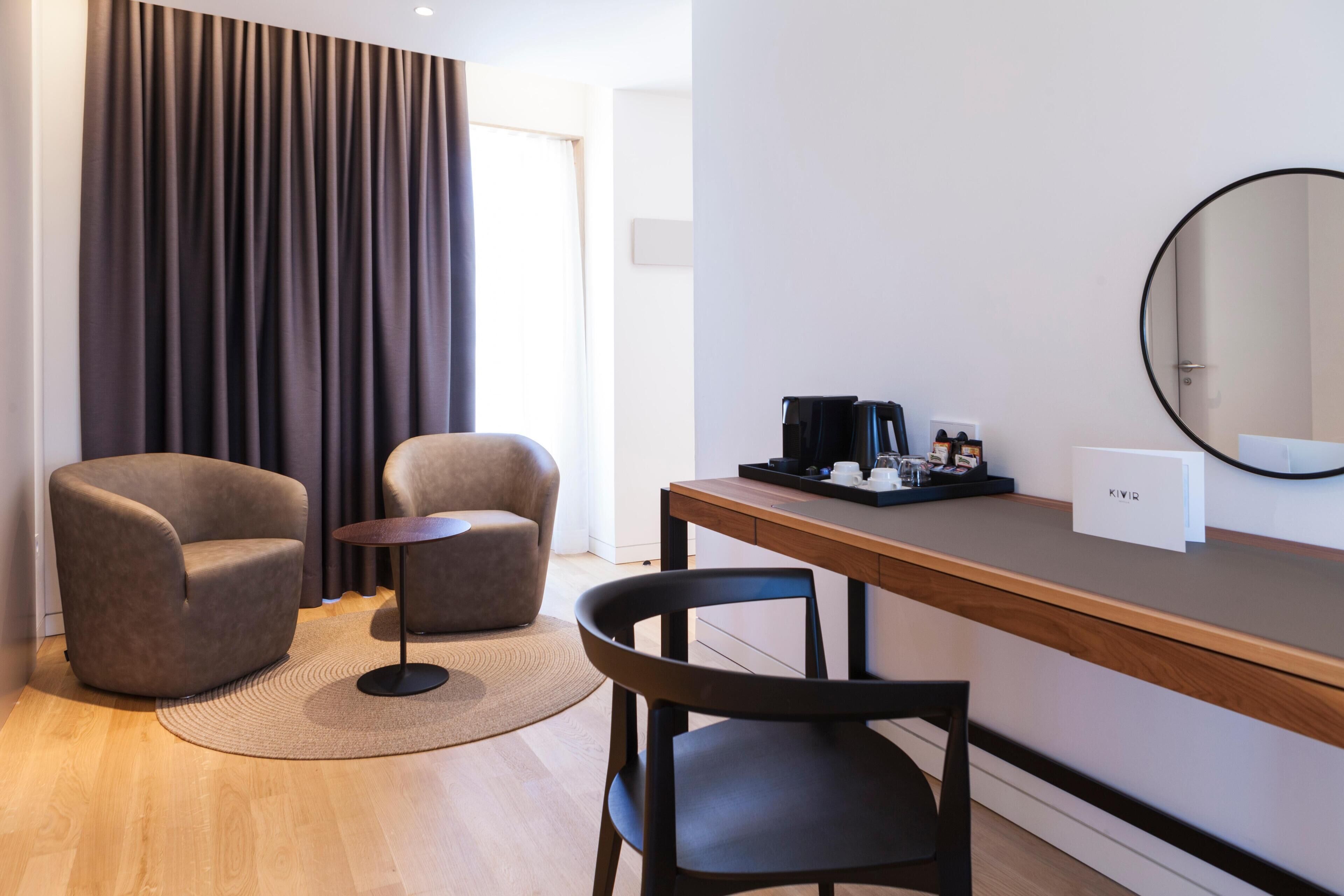 Suite Junior | Biancheria da letto di alta qualità, copriletto in piuma, minibar