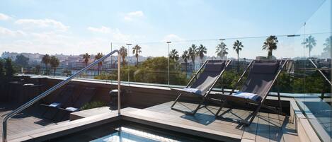 Piscine extérieure, accÚs possible de 11 h 30 à 20 h, chaises longues