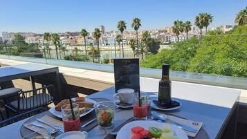 Se ofrece un desayuno bufé todos los días (por un coste adicional)