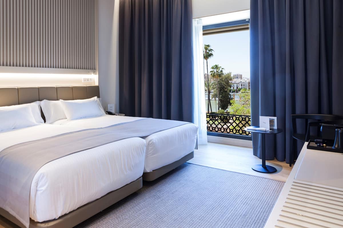 Camera Premium | Biancheria da letto di alta qualità, copriletto in piuma, minibar