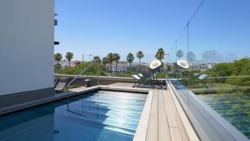 Piscine extérieure, chaises longues