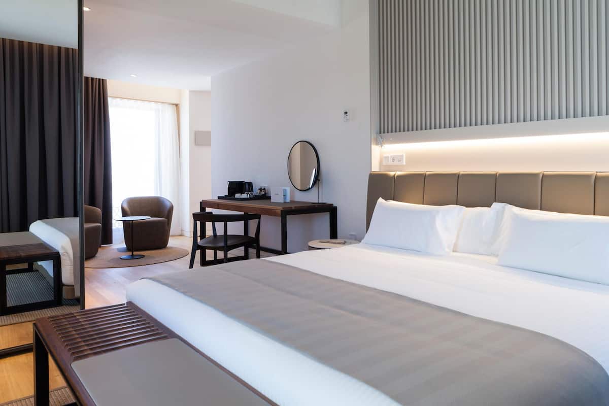 Premium bedding, down duvets, minibar, in-room safe