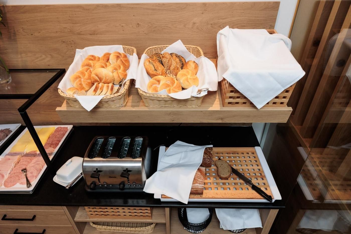 Een buffet met brood, gebak en een broodrooster.