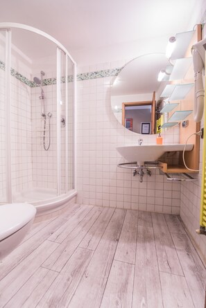 Apartment, 2 Schlafzimmer | Badezimmer | Dusche, Handtücher