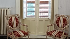 A room with two ornate chairs, a large window with blinds, and a patterned floor. - Residenza Donnafugata B&B (Ragusa)