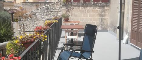 Suite Junior, terrazzo, vista collina | Terrazza/patio