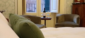 Superior kamer, 2 slaapkamers, privébadkamer | Een minibar, een kluis op de kamer, een bureau, gratis wifi