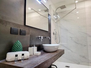 Suite Deluxe, 2 habitaciones, baño privado | Baño | Amenidades de baño gratuitas, secadora de cabello, bidet, toallas 