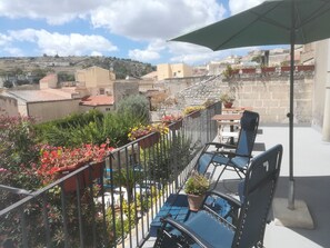 Suite junior, Terraza, vista a la colina | Terraza o patio