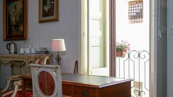 Suite Deluxe, 2 camere da letto, bagno privato | Area soggiorno | TV LCD