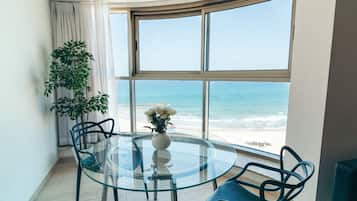 Panoramic Suite, 2 Bedrooms, Beach View | Living area