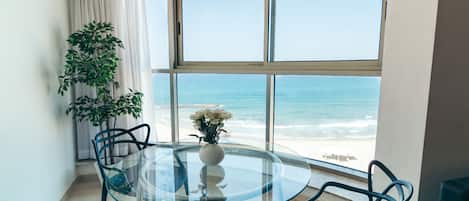 Suite panorámica, 2 habitaciones, vista a la playa | Área de sala de estar | Televisión