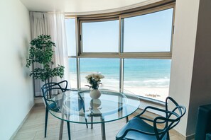 Panoramic Suite, 2 Bedrooms, Beach View | Living area