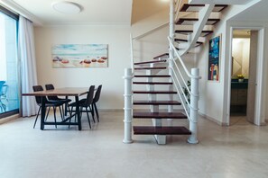Familien-Penthouse, 3 Schlafzimmer, Whirlpool, Meerblick | Wohnbereich | Fernseher