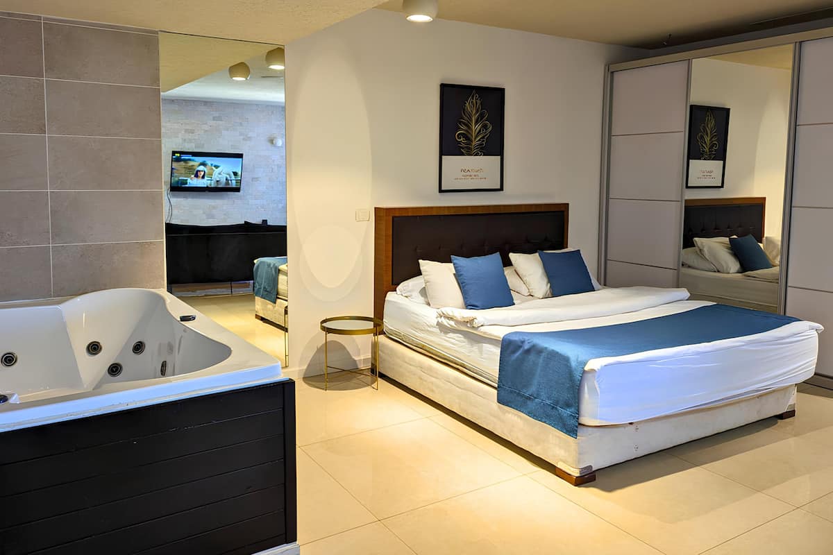 Exclusive Studio Suite, 1 Bedroom, Hot Tub, Beach View | Living area | TV