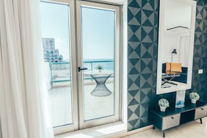 Ático familiar, 3 habitaciones, balcón, vistas al mar | Zona de estar | Una televisión