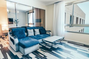 Superior-Suite, 2 Schlafzimmer, Meerblick, Strandnähe | Wohnbereich | Fernseher