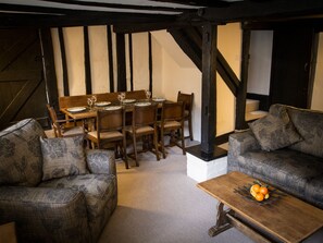 Flat-screen TV - Artists Cottage (Rye)